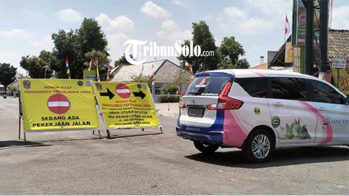 Pengalihan sistem satu arah di Jalan Colomadu-Kalipati atau Jalan Adi Sumarmo, tepatnya, di Desa Malangjiwan, Kecamatan Colomadu, Kabupaten Karanganyar ini kini sudah berjalan.