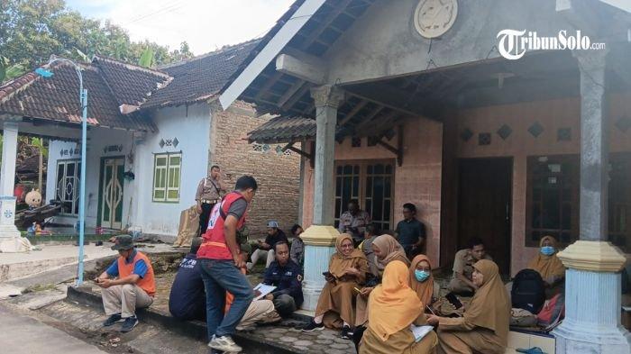 KERACUNAN - Pengecekan kesehatan warga yang terdampak keracunan massal. Hal itu diduga terjadi usai kegiatan wayang kulit di Desa Karangturi, Kecamatan Gantiwarno, Kabupaten Klaten, Senin (14/4/2025).