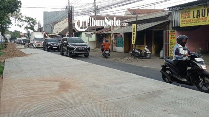 Proses pengerjaan jalan aspal ke jalan cor beton di Jalan Tanjung Anom - Daleman, Kecamatan Grogol, Kabupaten Sukoharjo, Jumat (9/8/2024).