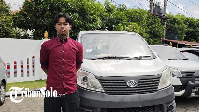 MOBIL ESEMKA - Penggugat Mobil Esemka Aufaa Luqmana Re A akhirnya membeli mobil Esemka jenis Bima Pickup yang diinginkannya dalam kondisi second produksi tahun 2018 setelah tak berhasil mendapatkannya baru dari pabrik.