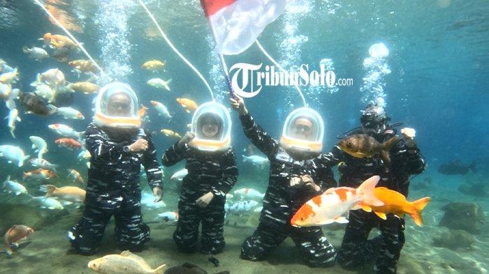 Pengibaran bendera peringati HUT ke-78 RI di bawah air di Umbul Ponggok, Desa Ponggok, Kecamatan Polanharjo, Kabupaten Klaten.