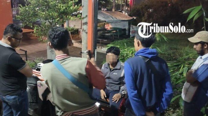 AKSI GANGSTER BOYOLALI : Anggota polres Boyolali saat melakukan penyelidikan tawuran antar geng, Jumat 25 Januari 2025 lalu lalu. Empat orang dari anggota geng berinisial KM diamankan polisi setelah melakukan tawuran antar kelompok yang disebabkan saling tantang di media sosial.