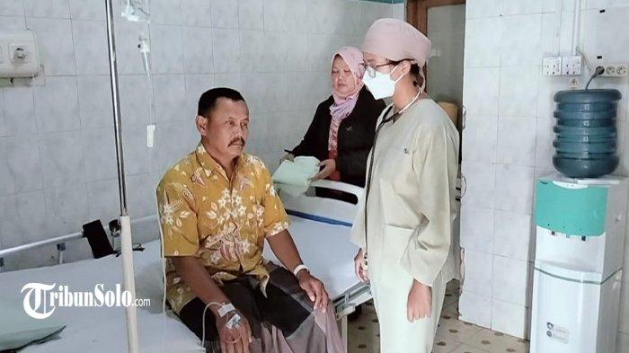 KESAKSIAN KORBAN KERACUNAN - Suratno, salah satu korban keracunan massal di Desa Karangturi, Kecamatan Gantiwarno, Kabupaten Klaten, Selasa (15/4/2025). Performer seperti Dalang, Sinden dan pemain gamelan pun disebutnya menjadi korban keracunan massal.