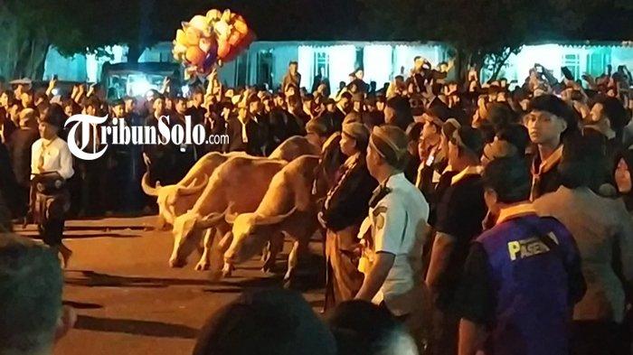 MALAM 1 SURO - Suasana Kirab Pusaka Malam 1 Suro tahun lalu. Keraton Kasunanan Solo akan gelar tradisi tahunan Kirab Pusaka Malam 1 Suro pada Kamis (27/6/2025) pekan depan.