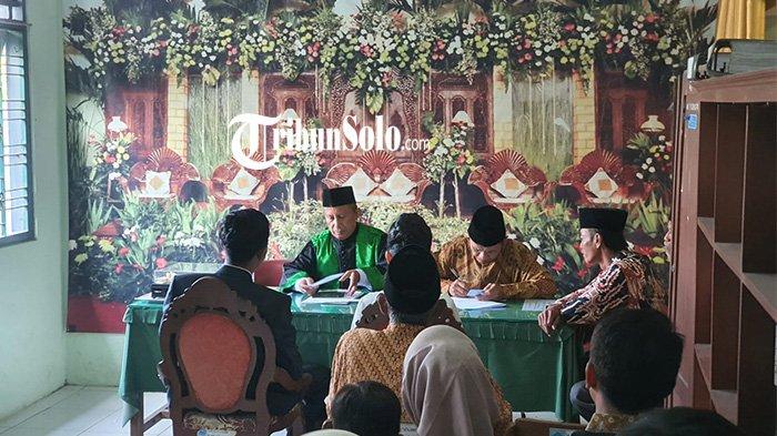 PERNIKAHAN SEDERHANA. Prosesi pernikahan sosok penjaga palang pintu kereta PJL 19 Sukoharjo Surya Hendra Kusuma yang dilakukan secara sederhana di kantor Kementerian Agama Sukoharjo, Senin (21/4/22025). Penahanan Surya terjadi dua hari jelang pernikahan dirinya dengan sang pujaan hati.