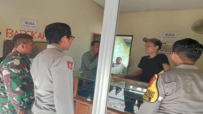Personel Polsek dan Koramil Sukosewu saat mendatangi toko emas An yang dirampok, Senin (30/10/2023) siang.