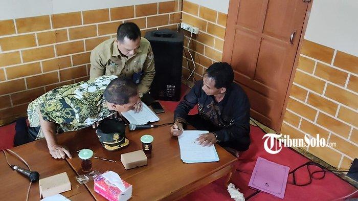 DISIDANG PASCA VIRAL - Pertemuan terkait viralnya oknum yang mewajibkan pendaki Gunung Lawu menyewa kain dengan tarif Rp5 ribu di Dusun Ceto, Kecamatan Jenawi, Kabupaten Karanganyar, Selasa (6/5/2025).