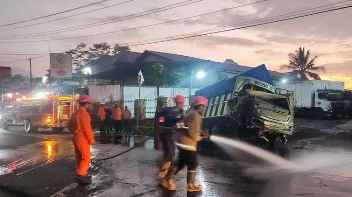 Petugas sedang membersihkan lokasi kejadian kecelakaan di Jalan Desa Watu Gong, Kecamatan Selomerto, Kabupaten Wonosobo, pada Jumat (27/9/2024) dini hari.
