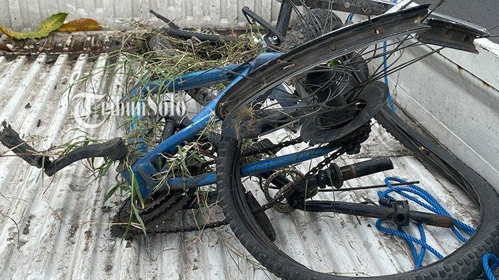 REMUK : Kondsi sepeda yang ditabrak mobil Avanza Jalan Ahmad Yani, Pabelan, Kecamatan Kartasura, Kabupaten Sukoharjo, pada Sabtu (22/3/2025) pagi. Korban disebut meningga di tempat.
