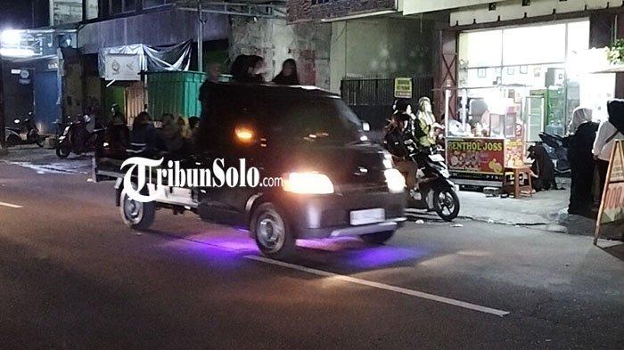 TAKBIRAN KELILING - Peserta takbiran keliling melintas di depan asrama haji Donohudan, Ngemplak, Boyolali, Kamis (20/4/2023) lalu.