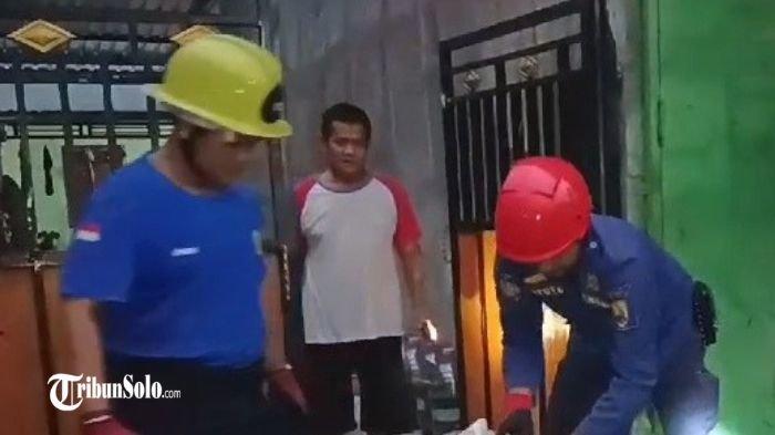 EVAKUASI ULAR : Petugas Damkar Sragen mengevakuasi ular piton di kandang ternak milik warga Kelurahan/Kecamatan Gemolong, Kabupaten Sragen,Kamis (6/3/2025). Badan ular terdapat benjolan besar, usai memakan satu ekor entok milik pemilik rumah.