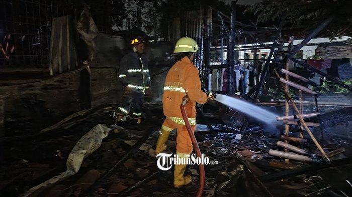 LUDES TERBAKAR - Petugas Pemadam Kebakaran memadamkan api di rumah warga Desa Gedongan, Kecamatan Colomadu, Kabupaten Karanganyar, Sabtu (4/5/2025) malam. Rumah tersebut diketahui sedang ditinggal pergi pemilik rumah sehingga dipastikan tidak ada korban jiwa.