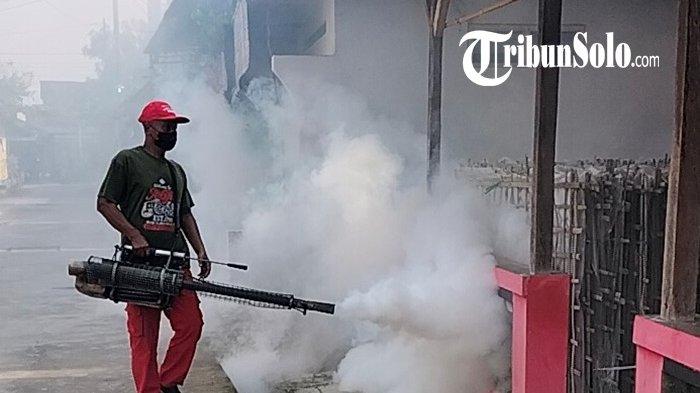Petugas melakukan fogging di Dukuh Kiyaran, Desa Gombang, Kecamatan Sawit, Jumat (8/3/2024)