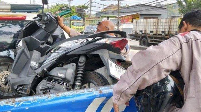 Petugas membawa sepeda motor milik mahasiswi yang tewas kecelakaan di Semarang, Kamis (29/8/2024). Korban mengalami insiden di Jalan Walisongo, Kecamatan Ngaliyan.
