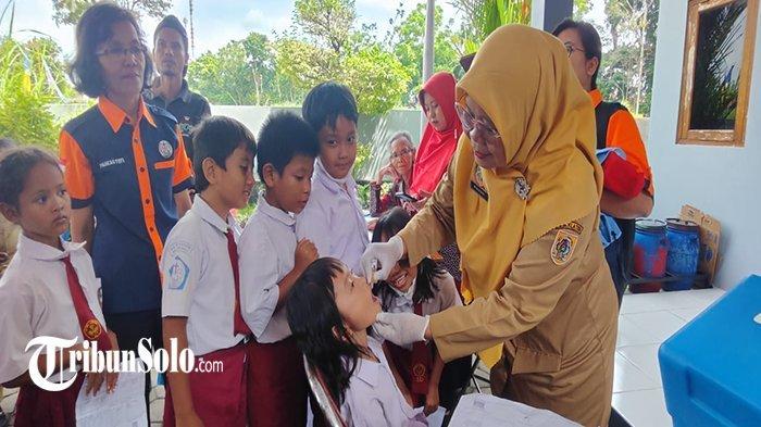 Proses vaksinasi kepada salah satu anak di Desa Tanjungsari, Manisrenggo, Klaten saat Pencanangan Sub Pekan Imunisasi Nasional (PIN) Polio Senin (15/1/2024).