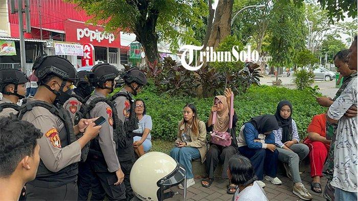 LAKUKAN PENIPUAN. Terduga pelaku penipuan dengan modus program e-commerce di kawasan Taman Jaya Wijaya Jebres Solo yang telah diamankan di Polresta Surakarta, Senin (14/4/2025) siang lalu. NK (20) warga Semarang dan DP (24) warga Ngawi diamankan Tim Sparta SatSamapta Polresta Solo pada Senin (14/4/2025) siang lalu.