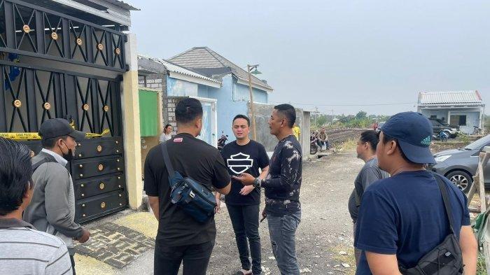 Kasatreskrim Polres Gresik AKP Aldhino Prima Wirdhan (tengah) saat melakukan olah TKP di rumah korban jasad pria dengan pisau menancap di mulut, Pranti, Menganti, Gresik, Selasa (28/11/2023).
