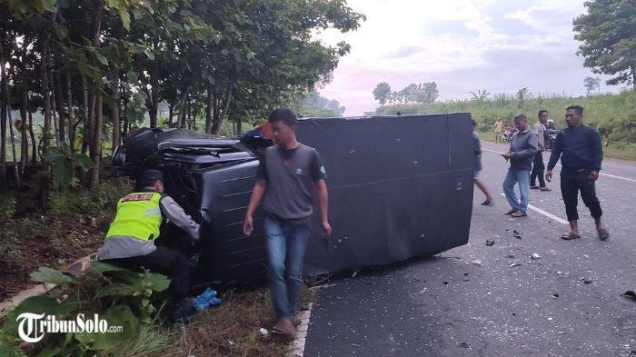 TABRAKAN MAUT : Polisi melakukan olah TKP dalam kecelakaan yang terjadi di Jalan Raya Pracimantoro-Gunungkidul, tepatnya Dusun Pelem, Desa Watangrejo, Kecamatan Pracimantoro, Kabupaten Wonogiri, Rabu (19/2/2025) petang. Ada satu orang meninggal dunia dalam insiden itu.