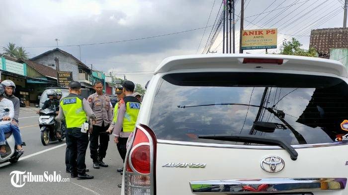 KECELAKAAN BERUNTUN : Polisi melakukan olah TKP kecelakaan beruntun di jalan Solo-Semarang, di Dukuh/Desa Urutsewu, Kecamatan Ampel, Boyolali, Minggu (6/4/2025). Tak ada korban jiwa dalam kecelakaan yang terjadi di Dukuh/Desa Urutsewu, Kecamatan Ampel ini.