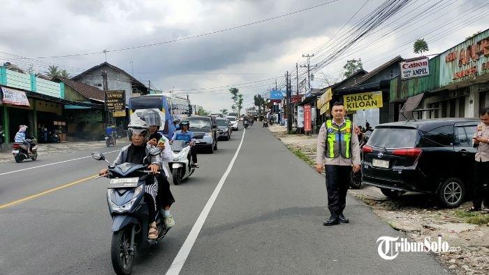 KECELAKAAN BERUNTUN : Polisi melakukan olah TKP kecelakaan beruntun di jalan Solo-Semarang, di Dukuh/Desa Urutsewu, Kecamatan Ampel, Boyolali, Minggu (6/4/2025). Tak ada korban jiwa dalam kecelakaan yang terjadi di Dukuh/Desa Urutsewu, Kecamatan Ampel ini.