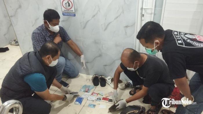 OLAH TKP - Polisi melakukan olah kejadian perkara di lokasi penemuan mayat di kamar kos di Desa Tohudan, Kecamatan Colomadu Kabupaten Karanganyar, Senin (16/6/2025). Diketahui, korban merupakan mahasiswa S3 di salah satu perguruan tinggi di Kota Yogyakarta dan sedang menempuh penelitian.