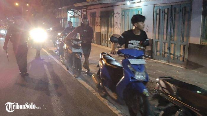 TAK BERKUTIK : Polisi menggelandang Joki dan penonton balap liar di Banyudono, Boyolali, Sabtu (8/3/2025). Aksi balap liar di jalan raya Solo-Semarang ini kerap mengganggu pengguna jalan lain.