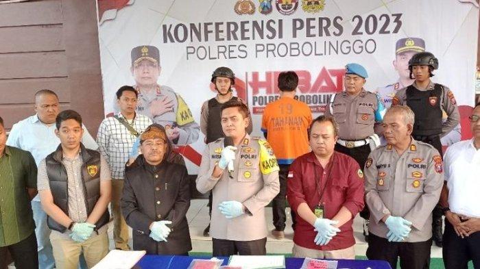 AWEW (mengenakan baju orange) ditetapkan tersangka kasus kebakaran lahan di Bromo. (KOMPAS.com/Ahmad Faisol)