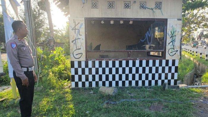 Pos polisi yang dirusak orang tidak dikenal di Semanu, Gunungkidul, Selasa (8/10/2024)(KOMPAS.COM/MARKUS YUWONO)