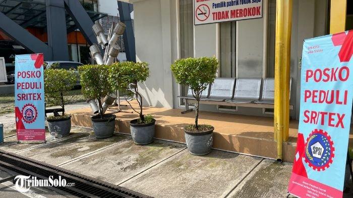 TEMPAT MENGADU : Posko pengaduan Konfederasi Serikat Pekerja Seluruh Indonesia (KSPSI) Jawa Tengah di Pabrik Sritex, Rabu (12/3/2025). Posko ini didirikan mulai tanggal 12 Maret 2024, sebagai bentuk kepedulian terhadap pekerja yang merasa hak-haknya belum dipenuhi oleh perusahaan
