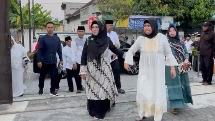 Potret Etik Suryani bersama sang putri