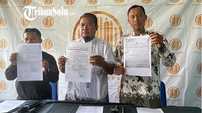 BERI PENJELASAN. Potret Klarifikasi lembaga pendidikan Kuttab Al Faruq Sukoharjo kepada awak media, Senin (28/4/2025). Lembaga pendidikan Kuttab Al Faruq di Kabupaten Sukoharjo menjadi sorotan tajam setelah salah satu oknum guru yang juga menjabat sebagai kepala sekolah di tempat tersebut terjerat kasus dugaan pelecehan seksual terhadap anak di bawah umur.