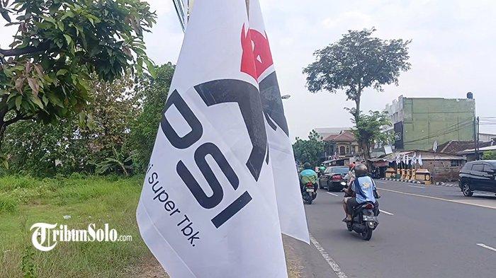 BENDERA PSI - Potret bendera bertuliskan PSI Partai Super Tbk dan bergambar gajah merah hitam yang terpasang di sepanjang jalan Letjen Suprapto, Solo, Minggu (13/7/2025). Bendera ini terpasang sepekan jelang Kongres Nasional Pertama PSI yang berlangsung 19-20 Juli mendatang.