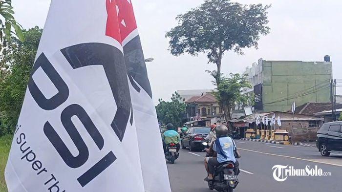 BENDERA PSI - Potret bendera bertuliskan PSI Partai Super Tbk dan bergambar gajah merah hitam yang terpasang di sepanjang jalan Letjen Suprapto, Solo, Minggu (13/7/2025). Bendera ini terpasang sepekan jelang Kongres Nasional Pertama PSI yang berlangsung 19-20 Juli mendatang.