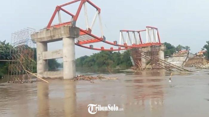 Potret kerangka Jembatan Butuh di Kabupaten Sragen yang melengkung usai diterjang banjir Sungai Bengawan Solo.