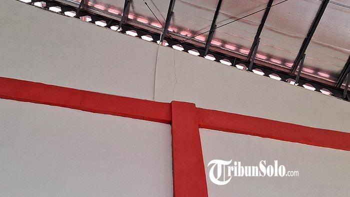 HANGGAR BASKET SRAGEN : Potret kerusakan di hanggar basket kompleks GOR Diponegoro Sragen, yang disidak oleh Komisi IV DPRD Sragen, Jumat (14/2/2025). Meski baru 3 bulan dibangun, terdapat empat titik tembok bangunan bagian atas yang sudah retak.