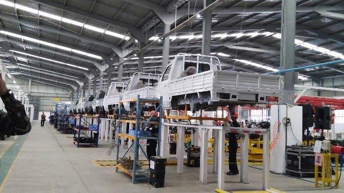PRODUKSI MASSAL. Mobil Esemka Bima yang hendak dirakit, di dalam pabrik PT SMK, di Sambi, Boyolali pada 2019 silam. Kini calon pembeli menggugat di PN Solo.
