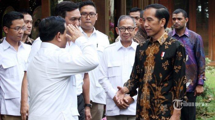 PRABOWO HORMAT JOKOWI - Prabowo Subianto (kedua kiri) memberi hormat kepada Joko Widodo (kanan) didampingi Luhut Panjaitan (ketiga kiri) usai mengadakan pertemuan di kediaman Prabowo Subianto, Bogor, Jawa Barat, Senin (31/10/2016). Prabowo setelah menjadi presiden mengaku ada pihak yang sengaja ingin pisahkan dia dengan Jokowi. (TRIBUNNEWS/IRWAN RISMAWAN)