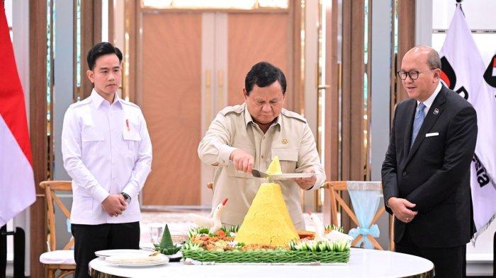 PRABOWO POTONG TUMPENG - Presiden RI Prabowo Subianto meresmikan Wisma Danantara Indonesia di kawasan strategis Jalan Jenderal Gatot Subroto, Jakarta, Senin (30/6/2025). Prabowo sempat sampaikan pesan rahasia kepada Gibran sebelum bertolak keluar negeri. (BPMI Setpres)