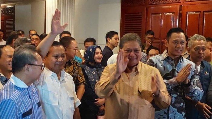 Ketua Umum Partai Gerindra Prabowo Subianto bersama seluruh ketum parpol Koalisi Indonesia Maju saat mengumumkan Gibran Rakabuming Raka sebagai cawapres dari KIM di kediaman Prabowo, Jalan Kertanegara, Jakarta, Minggu (22/10/2023) malam.