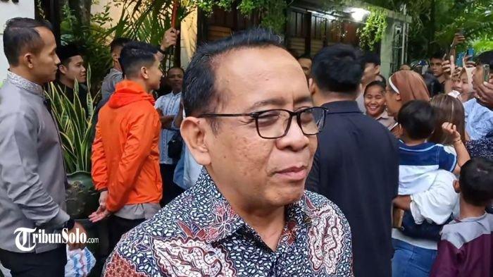 TEMUI JOKOWI :Menko PMK Pratikno sambangi kediaman Jokowi di Solo di tengah suasana Lebaran, Senin (31/3/2025) sore. Pratikno bertamu ke kediaman Jokowi setidaknya kurang lebih selama 30 menit.