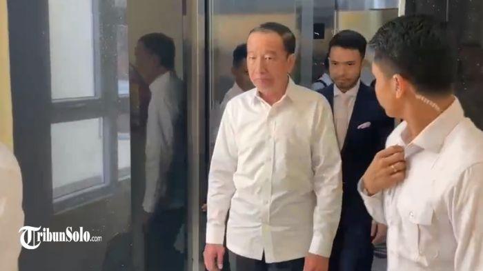 RUANG PEMERIKSAAN - Pemeriksaan terhadap Presiden Joko Widodo (Jokowi) oleh penyidik Polda Metro Jaya di Polresta Solo, Rabu (23/7/2025), menarik perhatian bukan hanya karena sosok yang diperiksa, namun juga karena lokasi pemeriksaan yang dinilai tidak biasa. Pasalnya, Jokowi menjalani pemeriksaan bukan di ruang penyidikan seperti umumnya. Ia didampingi Yakup Hasibuan. (Istimewa)