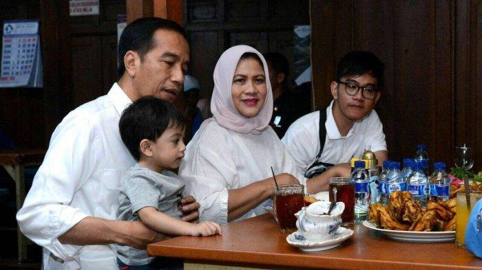 Presiden Joko Widodo menyantap menu ayam goreng bersama keluarganya.