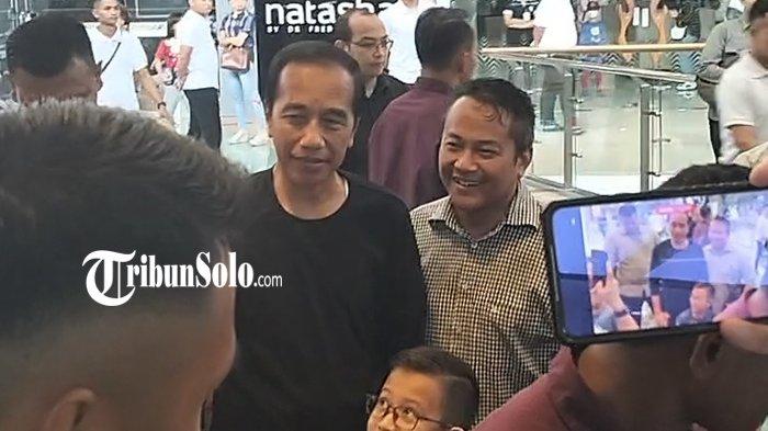 Presiden Jokowi menyempatkan berbincang dengan Wakil Komandan TKN Prabowo Gibran Bidang Relawan Wisnu Setyo Broto di sela mengantar cucunya di The Park Mall Solo Baru, Minggu (16/6/2024).