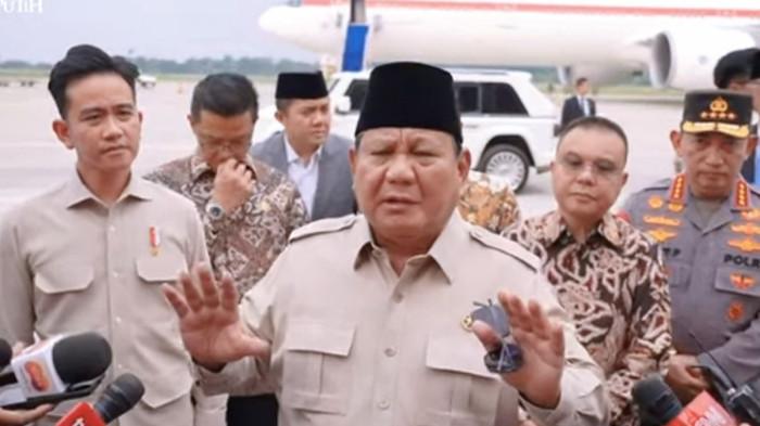 GIBRAN DOAKAN PRABOWO - Presiden Prabowo Subianto saat memberikan keterangan pers soal hasil negosiasi tarif impor dengan Amerika Serikat di Lanud Halim Perdanakusuma, Jakarta, Rabu (16/7/2025). Wapres RI Gibran Rakabuming Raka mendoakan Prabowo sehat selalu dan panjang umur setelah lawatan keluar negeri. (Dok. Sekretariat Presiden )