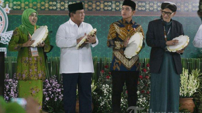 TABUH REBANA - Dengan menabuh rebana, Presiden RI Prabowo Subianto membuka Kongres XVIII Muslimat NU yang digelar di Jatim Expo Kota Surabaya, Senin (10/2/2025). Presiden Prabowo dalam pidatonya menyinggung soal efisiensi anggaran. (SURYA/HABIBUR ROHMAN)