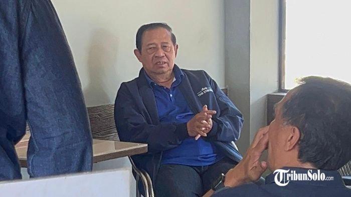 TRANSIT DI SPBU - Presiden ke-6 Republik Indonesia, Susilo Bambang Yudhoyono (SBY), saat transit di SPBU Jombor, Sukoharjo, Kamis (3/7/2025). Tidak ada pengawalan berlebihan atau protokoler yang mencolok, SBY sempat turun dari sebuah bus dan berjalan santai menuju salah satu kafe yang berada di dalam kompleks SPBU.