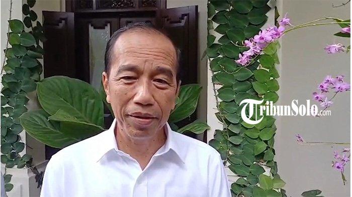 TANGGAPI SOAL ESEMKA - Presiden ke-7 RI Jokowi saat ditemui di kediamannya Sumber, Solo, Jawa Tengah, Jumat (11/4/2025). Mantan Presiden Jokowi dituntut oleh salah satu calon pembeli, Aufaa Luqman Re A (19) yang merasa dirugikan karena tidak bisa membeli Mobil Esemka. Jokowi pun mengaku hal itu di luar kewenangannya.