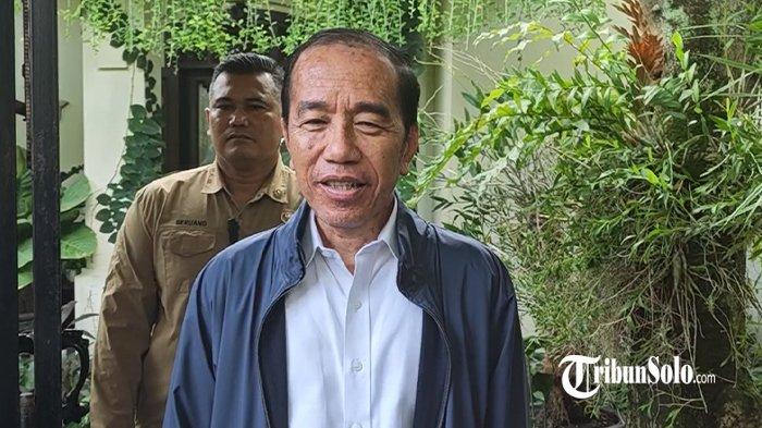 TANGGAPI SURVEI - Presiden ke-7 RI Jokowi saat ditemui di kediaman Sumber, Solo, Jawa Tengah, Rabu (28/5/2025). Presiden ke-7 RI Jokowi merespons hasil survei Indikator Politik Indonesia yang menyimpulkan separuh lebih atau sekitar 66 persen tidak percaya Jokowi telah memalsukan ijazah. Jokowi menilai hal ini mencerminkan logika yang dimiliki kebanyakan publik masih sehat.