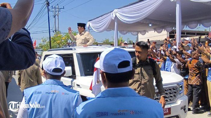 TIBA DI KLATEN - Presiden ke-8 RI Prabowo Subianto disambut ratusan pelajar SDN 1 Bentangan, di Desa Bentangan, Kecamatan Wonosari, Kabupaten Klaten, Senin (21/7/2025). Ratusan siswa SDN Bentangan menyambut Prabowo sejak pagi.