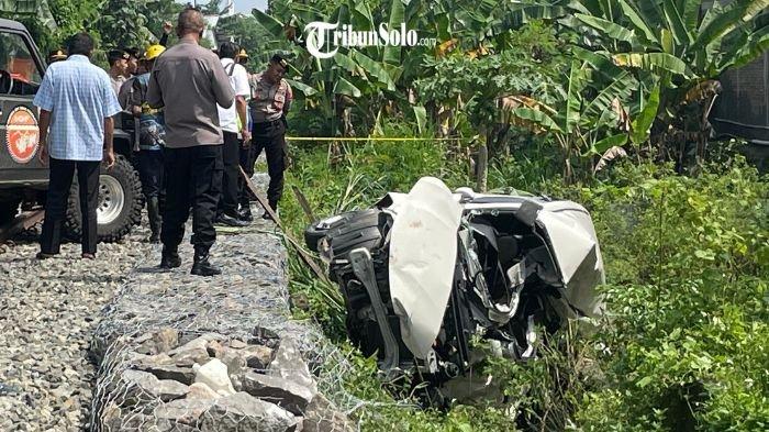 MOBIL TERTABRAK KA BATARA KRESNA : Proses Evakuasi mobil Sigra warna putih usai tertabrak kereta api Batara Kresna dari arah Wonogiri ke Solo di perlintasan kereta api depan Terminal Sukoharjo, Rabu (26/3/2025) sekira pukul 08.45 WIB. Seorang petugas palang pintu perlintasan kereta api di Kelurahan Gayam, Kecamatan/Kabupaten Sukoharjo tersebut telah diamankan pihak kepolisian.